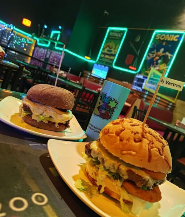 Conheça a L.E. Burger, hamburgueria geek em SP com coleção de brinquedos e  super-heróis - 14/02/2022 - Restaurantes - Guia Folha