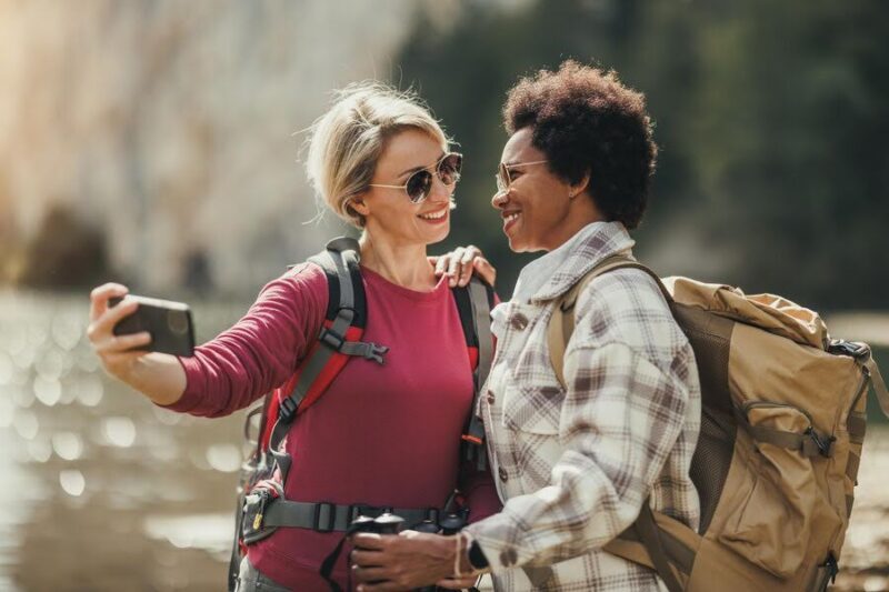 fazer amigos viajando sozinho