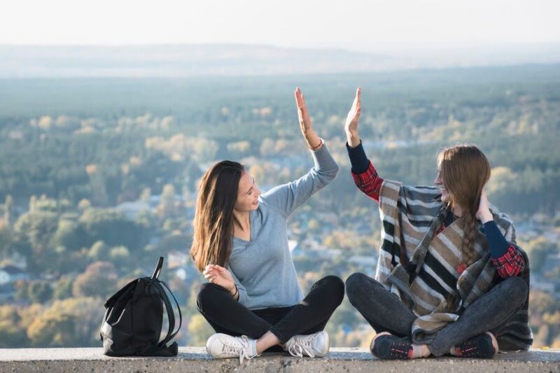 fazer amigos viajando sozinho